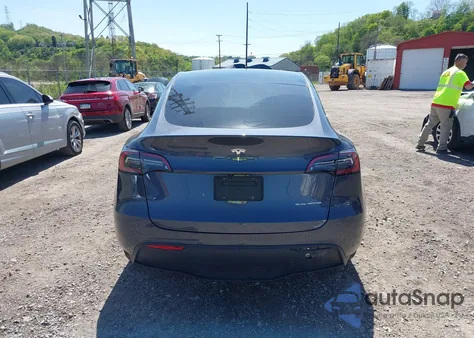 2023 Tesla Model Y Awd/Long Range Dual Motor All-Wheel Drive z USA, uszkodzony, nr VIN 7SAYGDEE8PA191415
